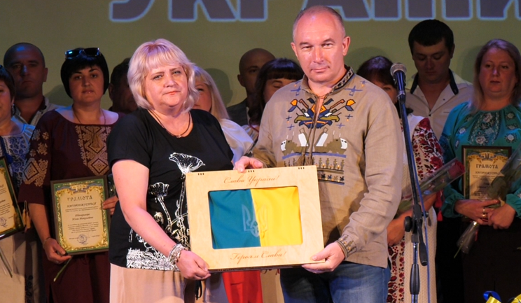 Олена Білоусова вручила Прапор Перемоги Юрію Бові
