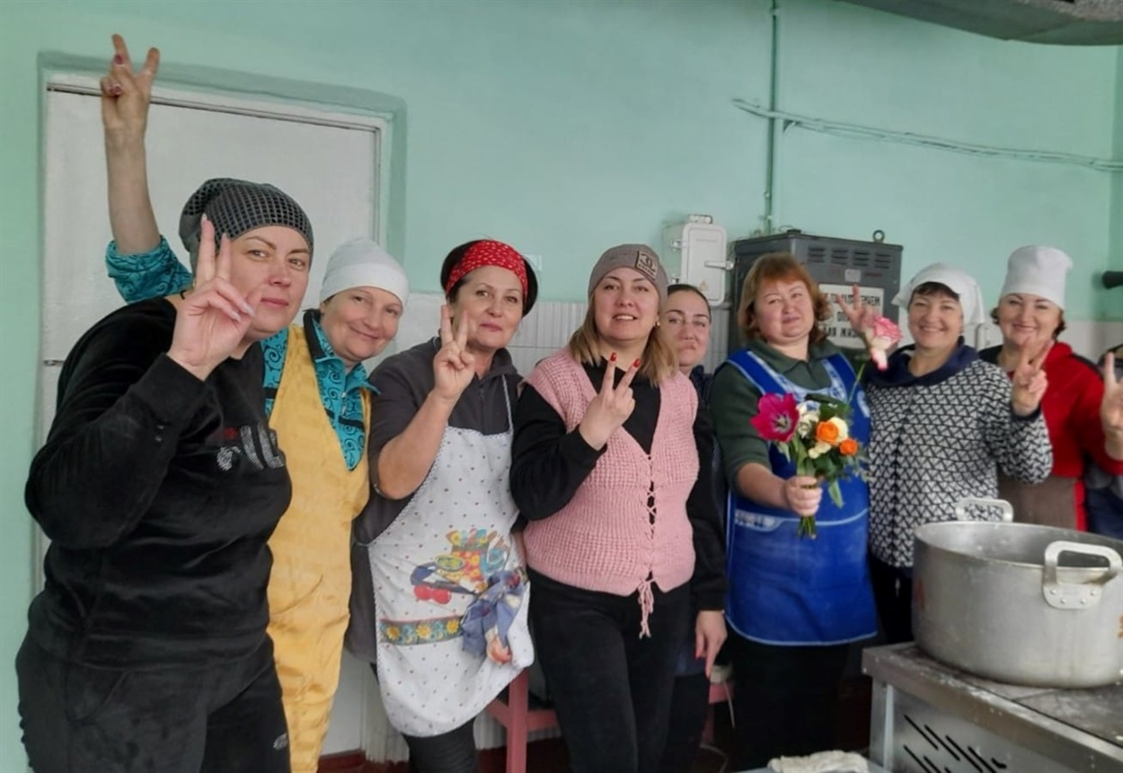Учительський колетив випікає хліб