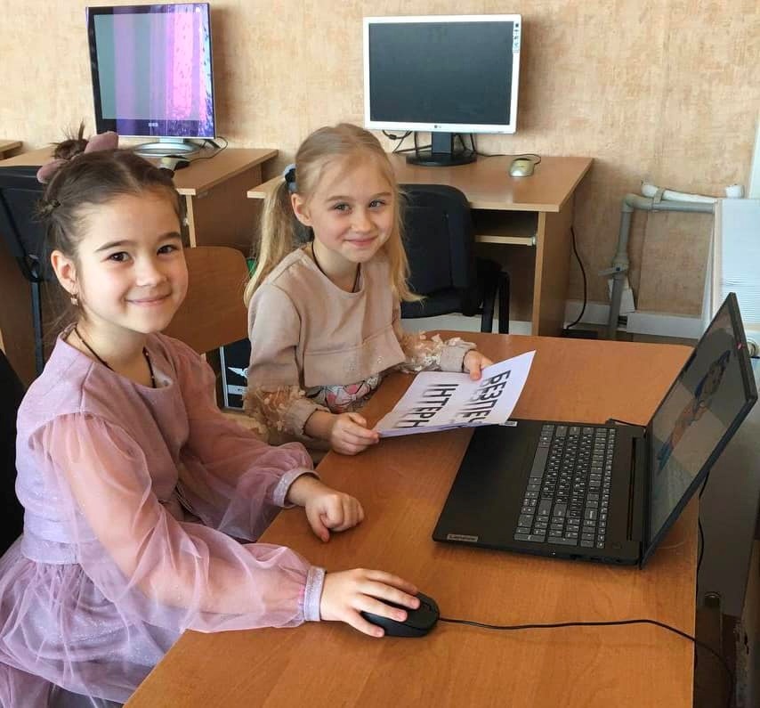 Поки що учні навчаються за вчительськими ноутбуками