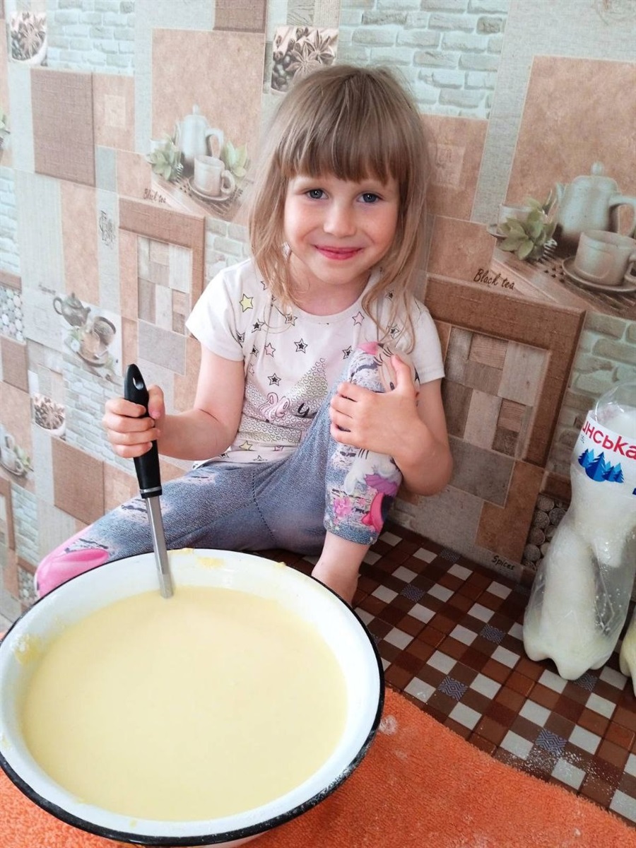 дитина, дівчинка готує млинці 