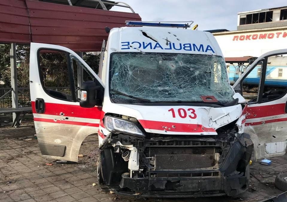 Понівечена машина швидкої допомоги у Тростянці 