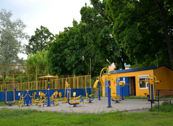 Спортивний майданчик у Тростянці