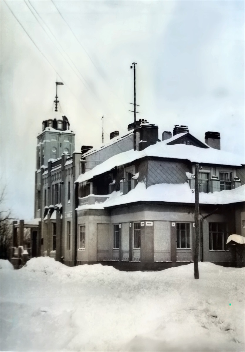 Загальний вигляд на чоловий та бічний фасади з північного сходу. 1968 р.
На відміну від чолового фасаду, на бічних і тильному садовому фасадах другий поверх виконаний у вигляді пластичної мансарди. Над схилами даху підносяться димоходи, що урізноманітнюють загальний силует будівлі.
