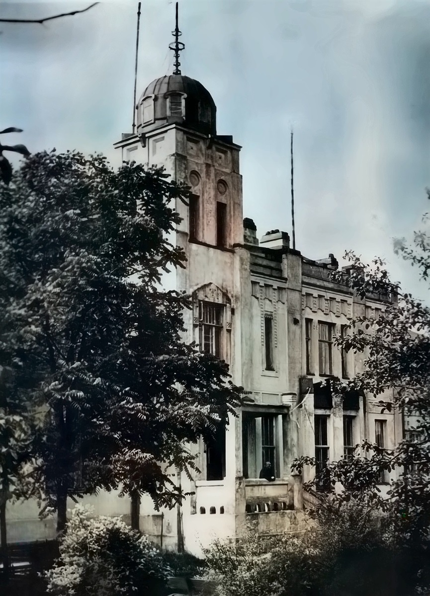 Фрагмент центральної частини чолового фасаду. Початок 1970-х років.