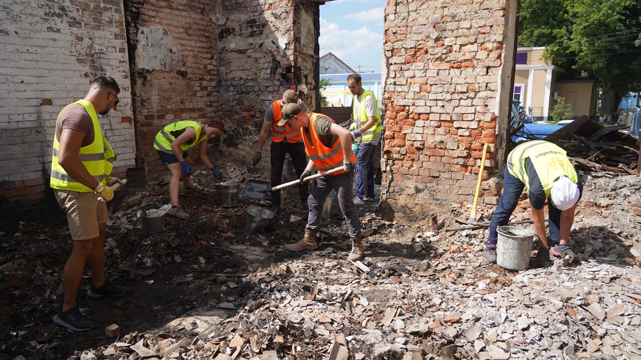 Очищення будівлі від будівельного сміття