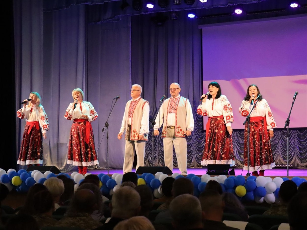 Оновлений склад "Української пісні" на чолі з Анатолієм Гробовим 
