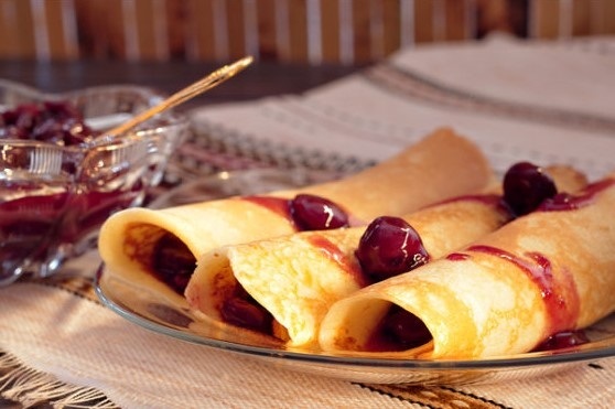 Млинці з вишневою начинкою