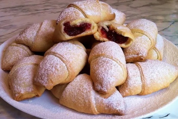 Рогалики з вишнею 